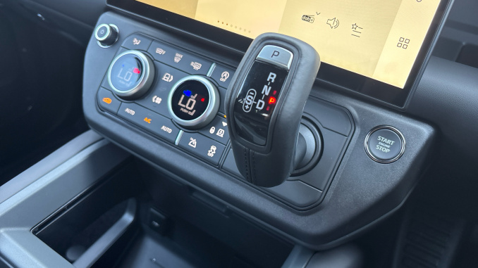 Land Rover Defender 3.0 D350 X-Dynamic HSE 110 5dr Auto Diesel Estate - Image 13